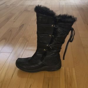 Black faux fur lined boots